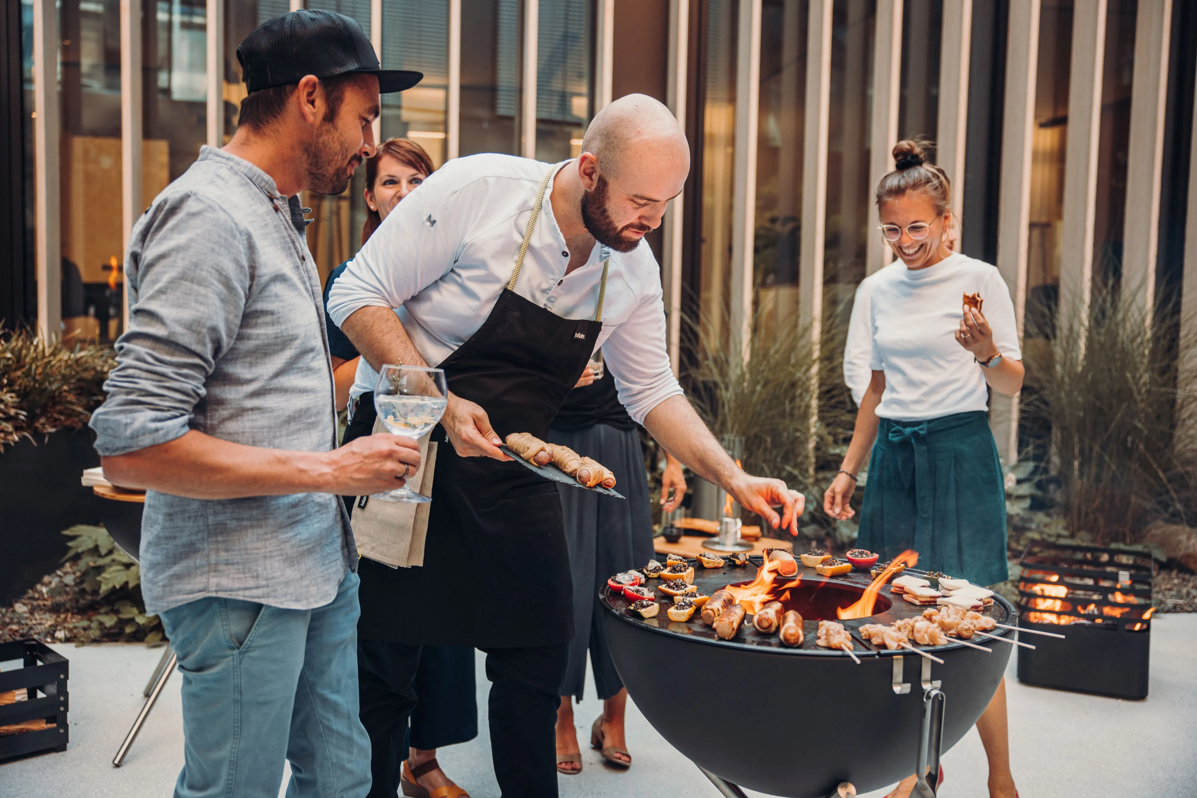 Mann am Grill mit Fleisch