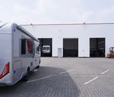Wohnmobil vor einer Werkstatt