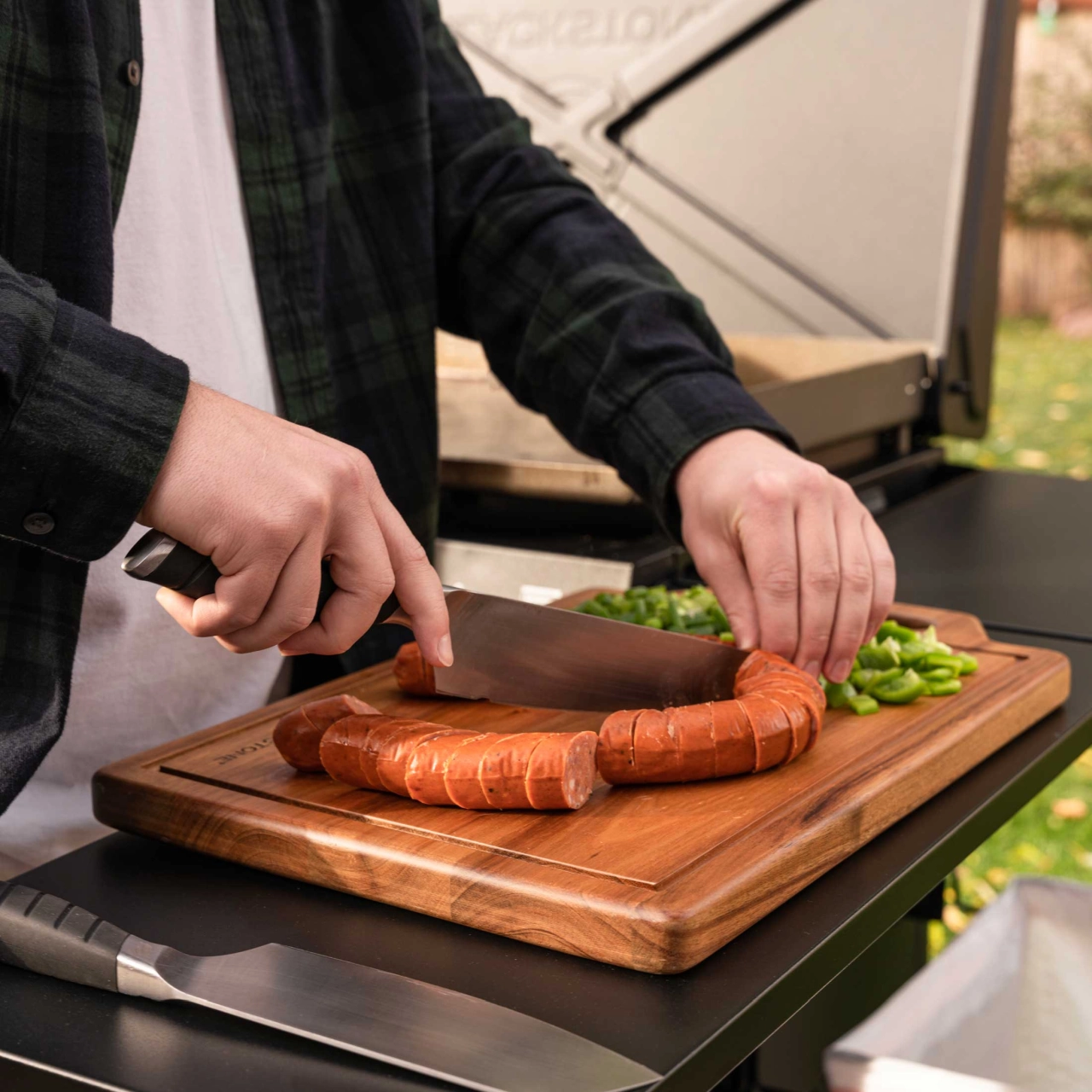 Wurst wird auf einem Schneidbrett geschnitten
