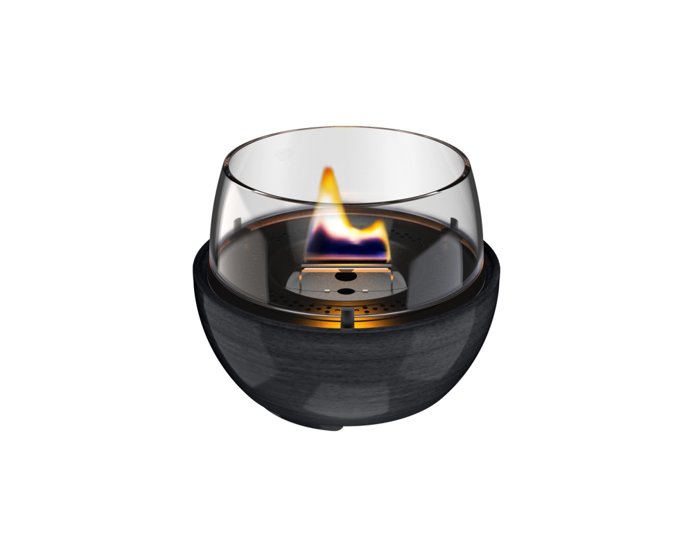 kleines schüsselförmgies Tischfeuer in einem schwarzen Glashalter mit flacher Flamme auf weißem Hintergrund