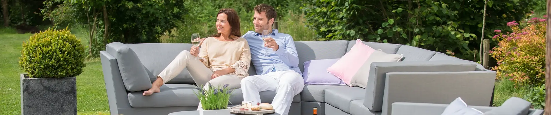 4 Seasons 4 Season Beluga Lounge steht im Garten mit zwei Personen dadrauf
