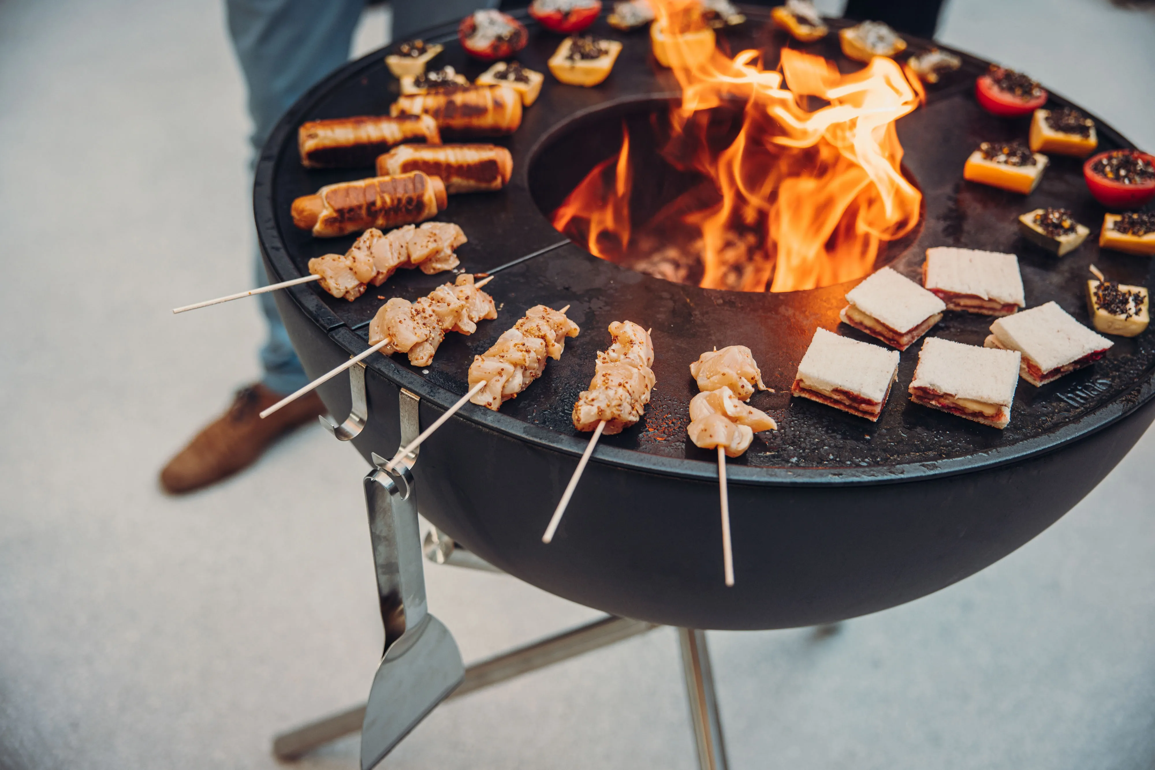 Mann am Grill mit Fleisch