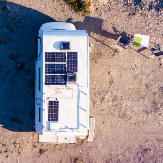 Solaranlage auf dem Dach eines Wohnwagens
