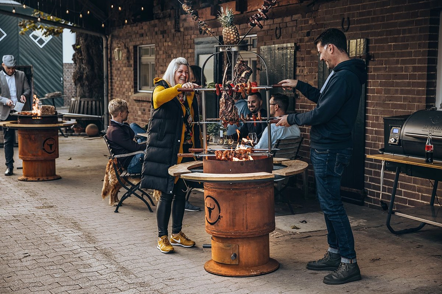 Frau und Mann beim Grillen