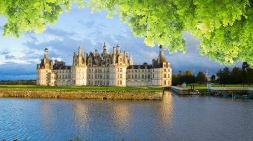 Schloss in Frankreich, Wasser, Bäume ,Wiese