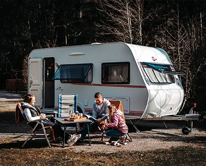Caravan_Vergleich_Kauf_PremioLife_425TS Caravan, Tisch, Stuhl, Familie