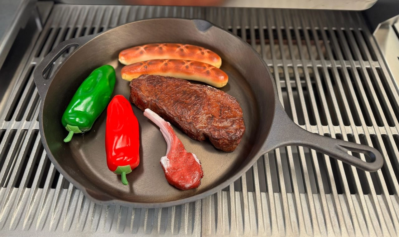 Pfanne auf dem Grill mit Grillgut