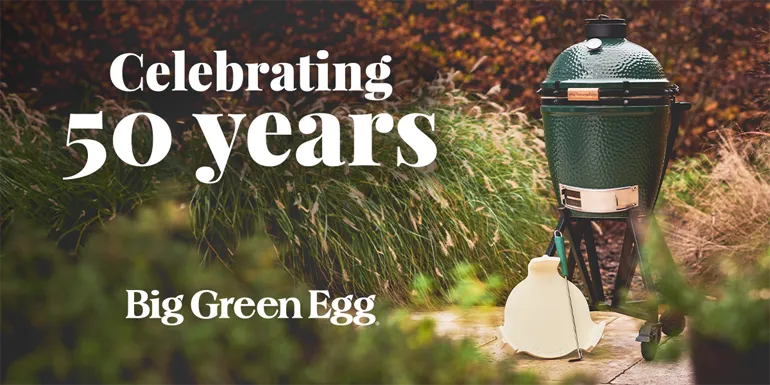 Feiern Sie den Geburtstag von BigGreenEgg, welche 50 Jahre alt sind. Auf dem Bild steht das Medium Egg in einem Schilffeld vor einer herbstlichen Kulisse.