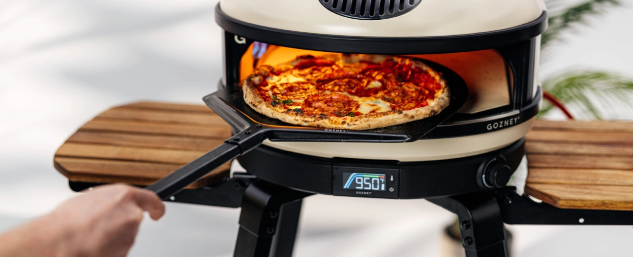 Pizza wir auf dem Schieber in den Dome geschoben
