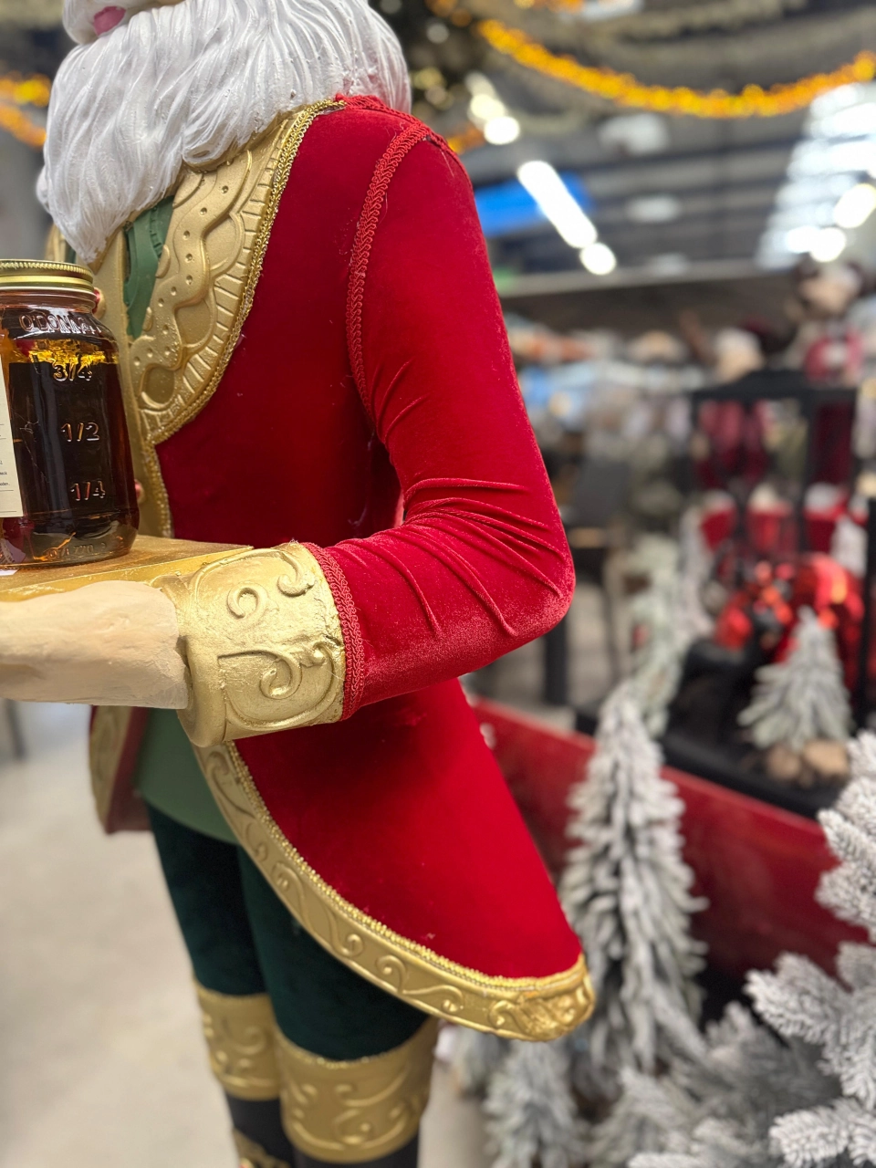 Kaemingk lebensgroßer Weihnachtsmann mit Tablett 180 cm in Weihnachtsrot Detailbild