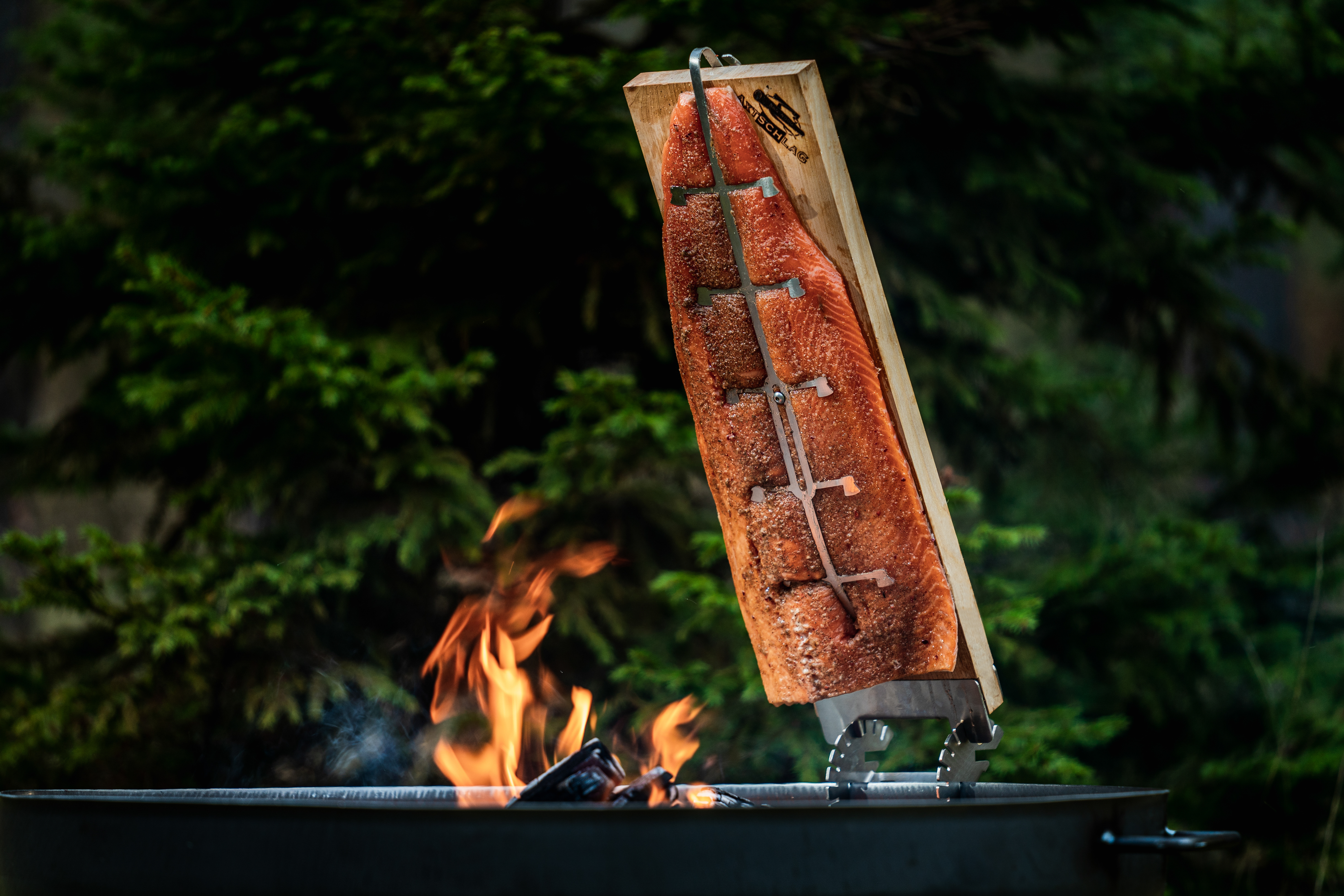 Flammlachsbrett mit halterung Stehend am Grill tisch Detailbild