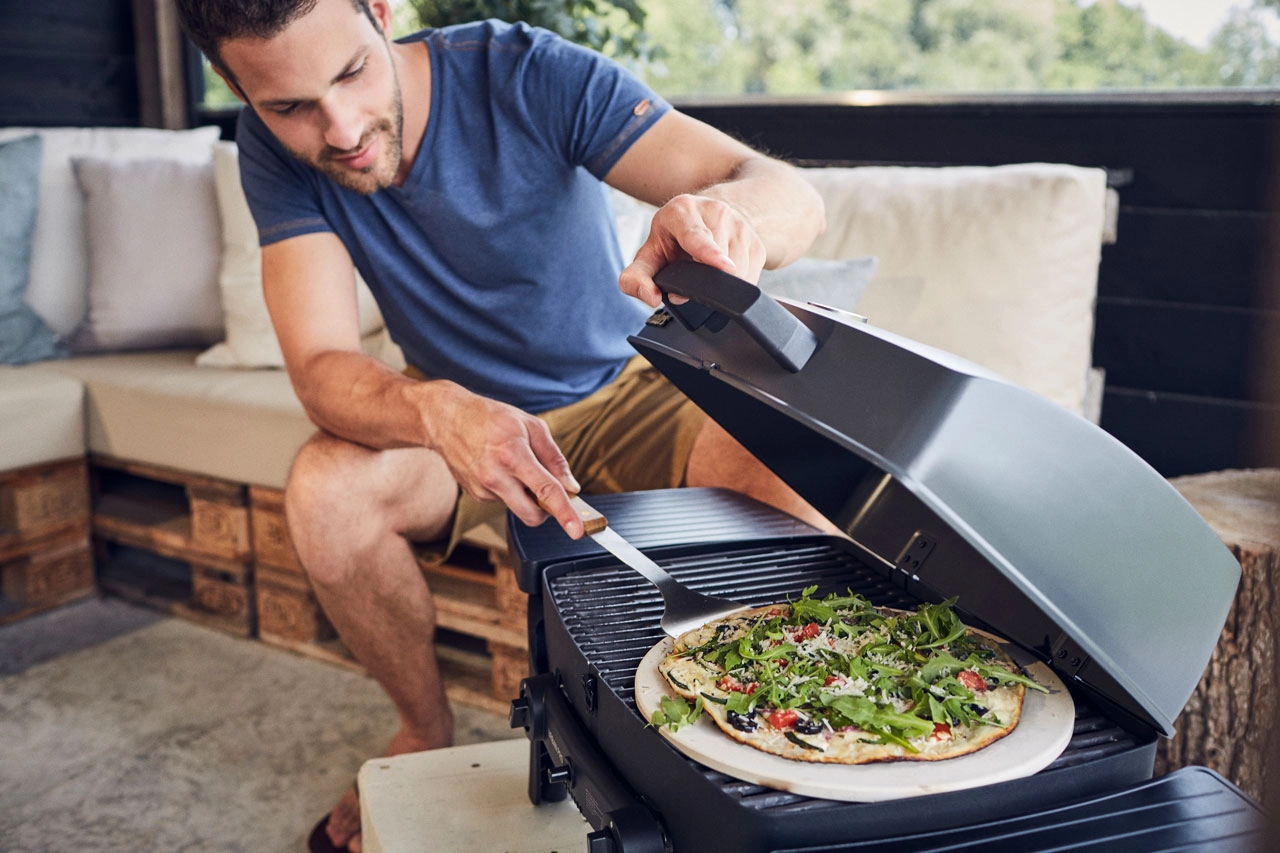 Pizzastein in einem Gasgrill Urban