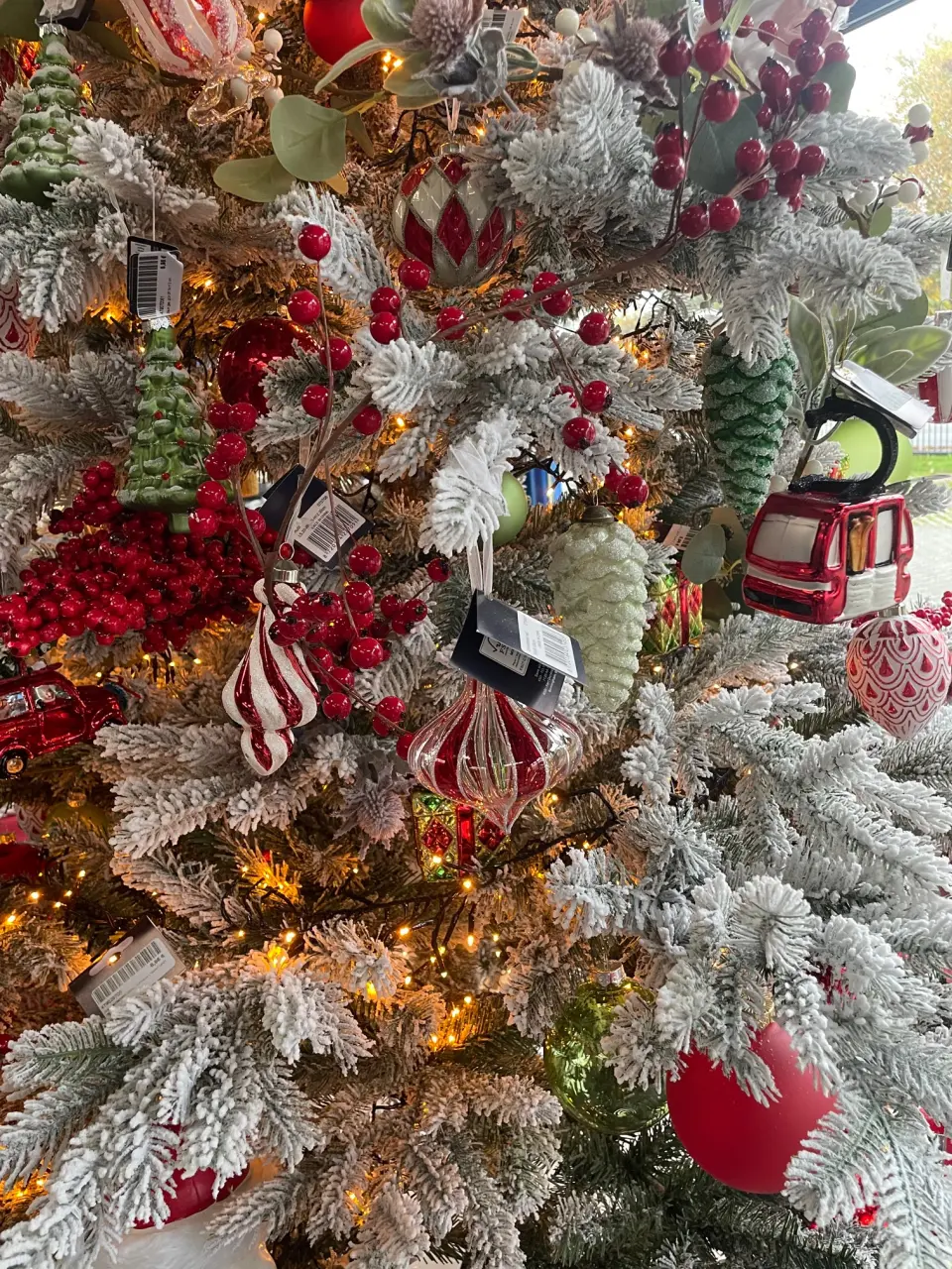 Kaemingk Weihnachtsbaum-Set voll geschmückt mit figuren und kugeln beschneit Detailbild