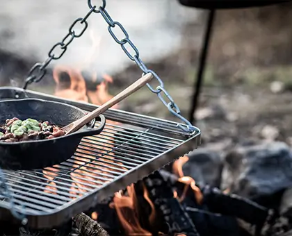 Gusseiserne Pfanne auf dem Grill