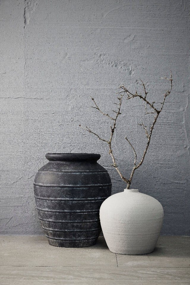 Lene Bjerre Anna Blumentopf Keramik Ton schwarz 52x52x59,5 cm Hintergrund Vase klein Pflanze