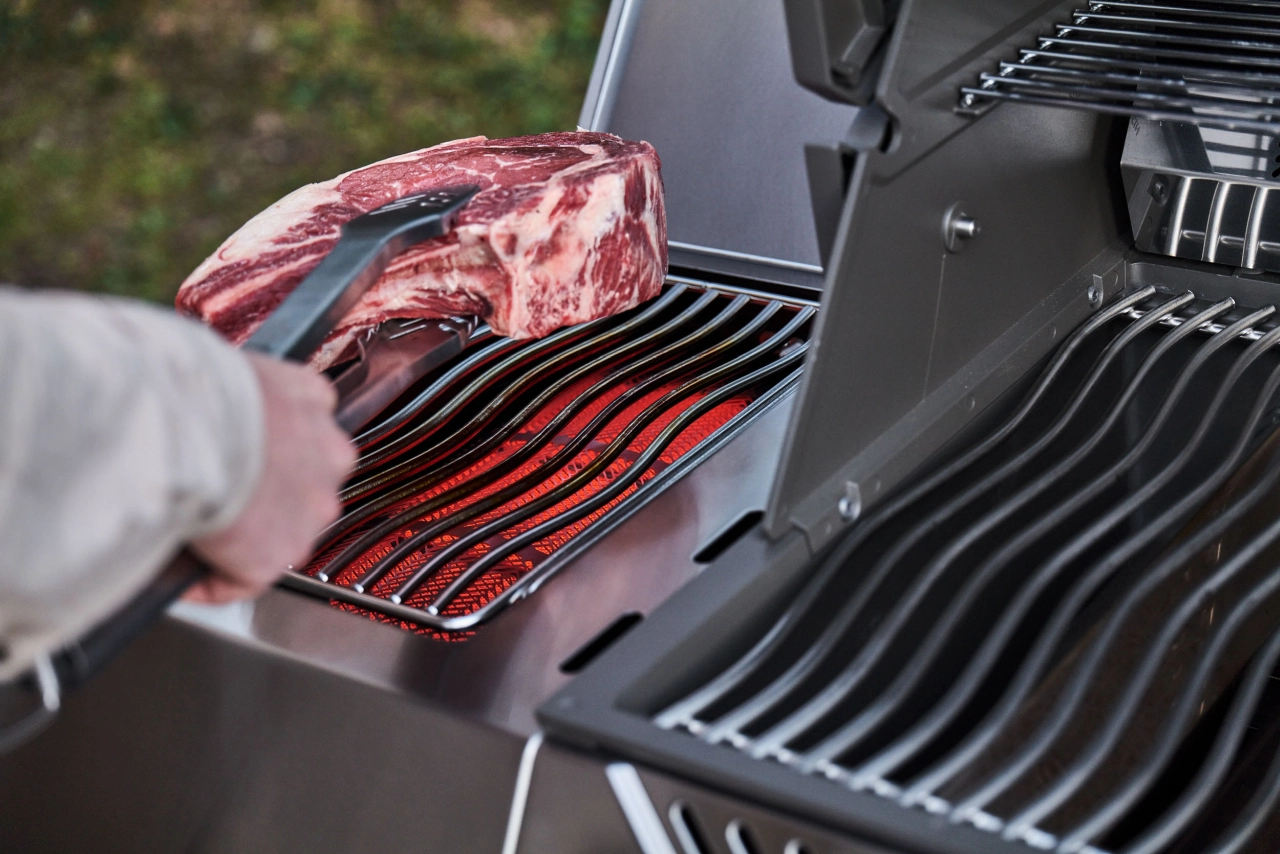 Tomahawk auf dem Grillrost