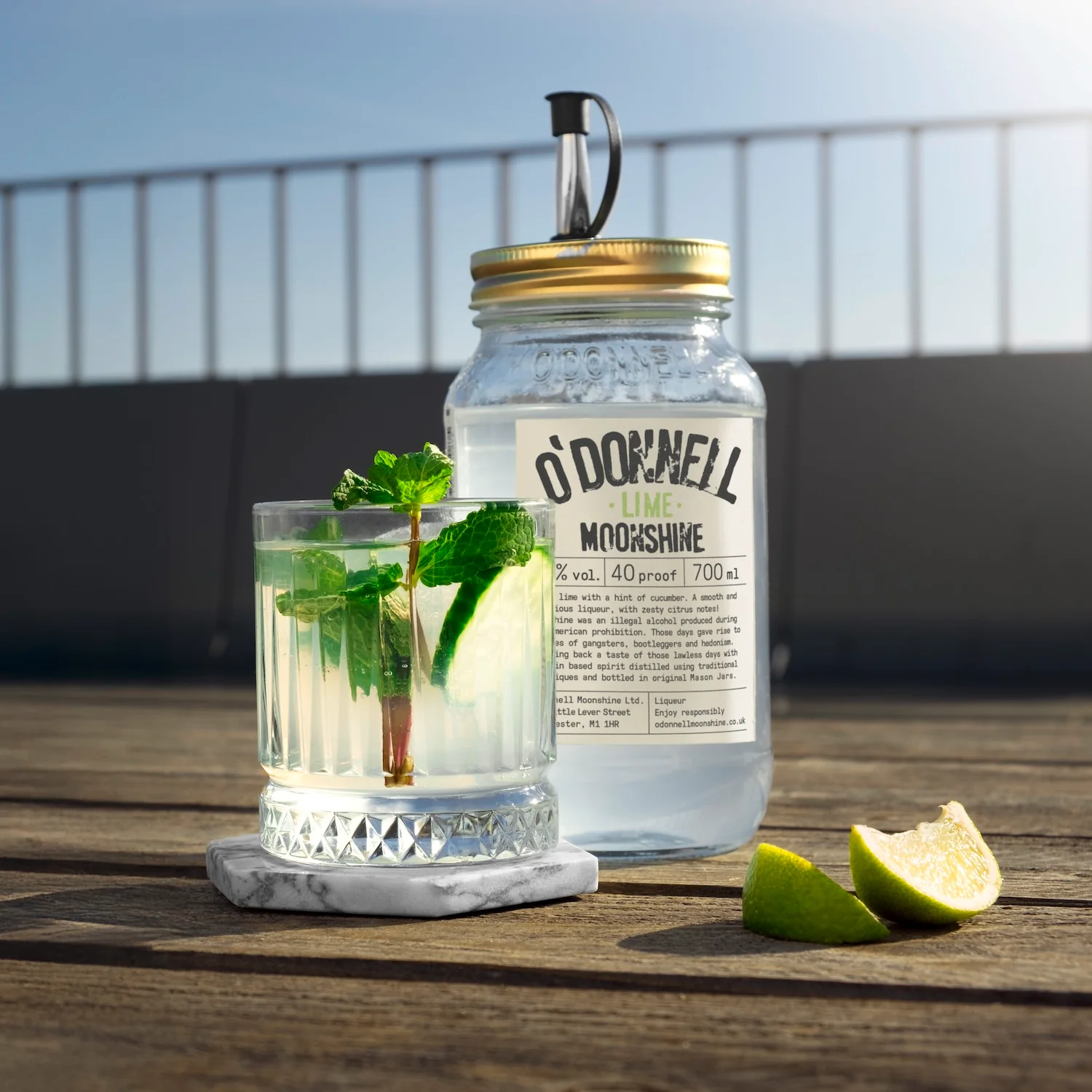 Limette Gutek Lime Glas mit Drink auf der Terrasse