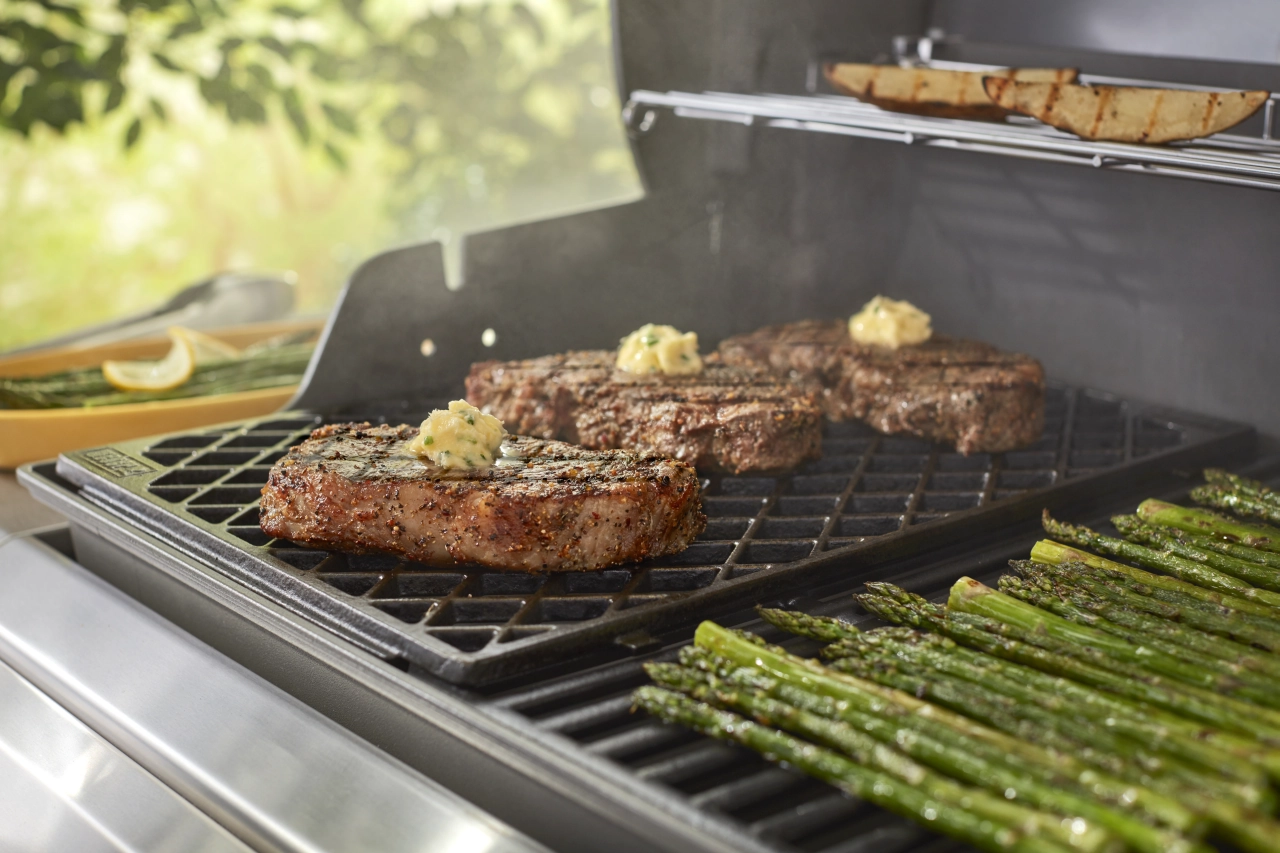 Grate mit Grillfleisch und Gemüse