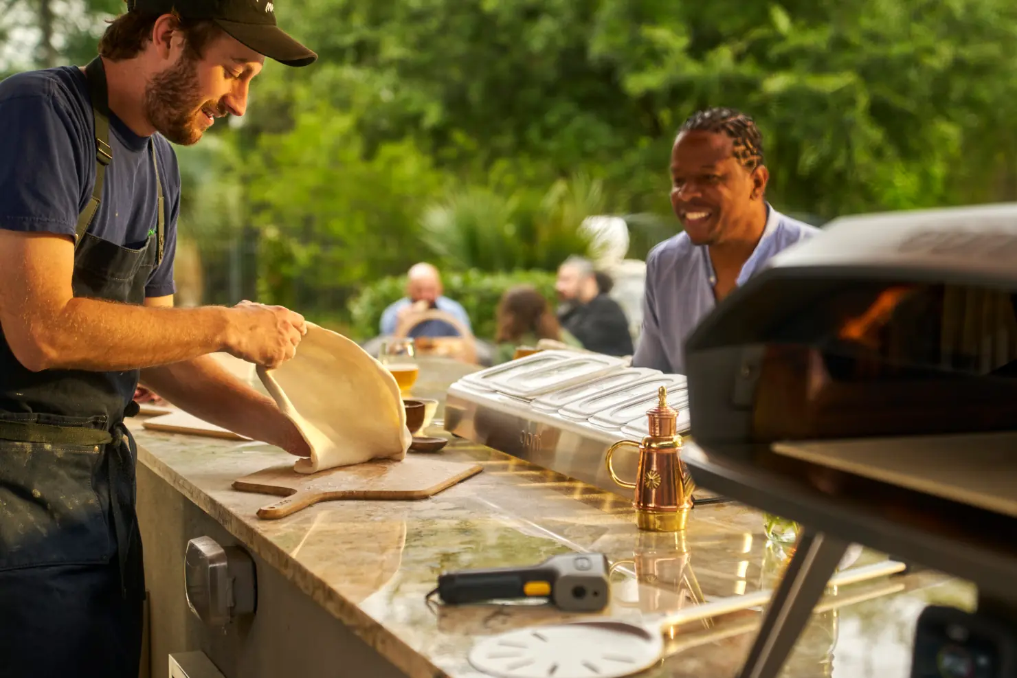 Pizzateig wird bearbeitet