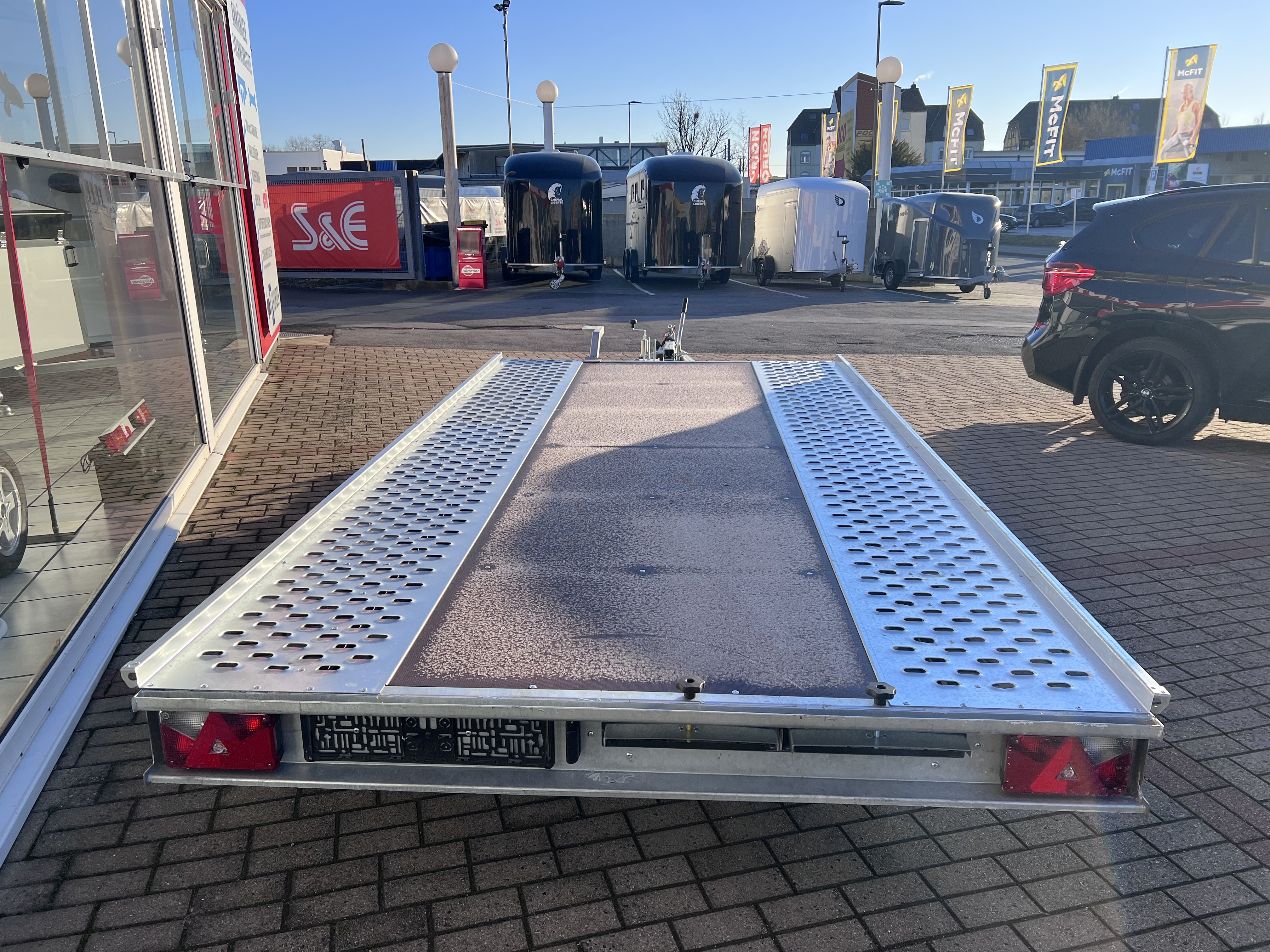 Anhänger Fahrzeugtransporter hinten