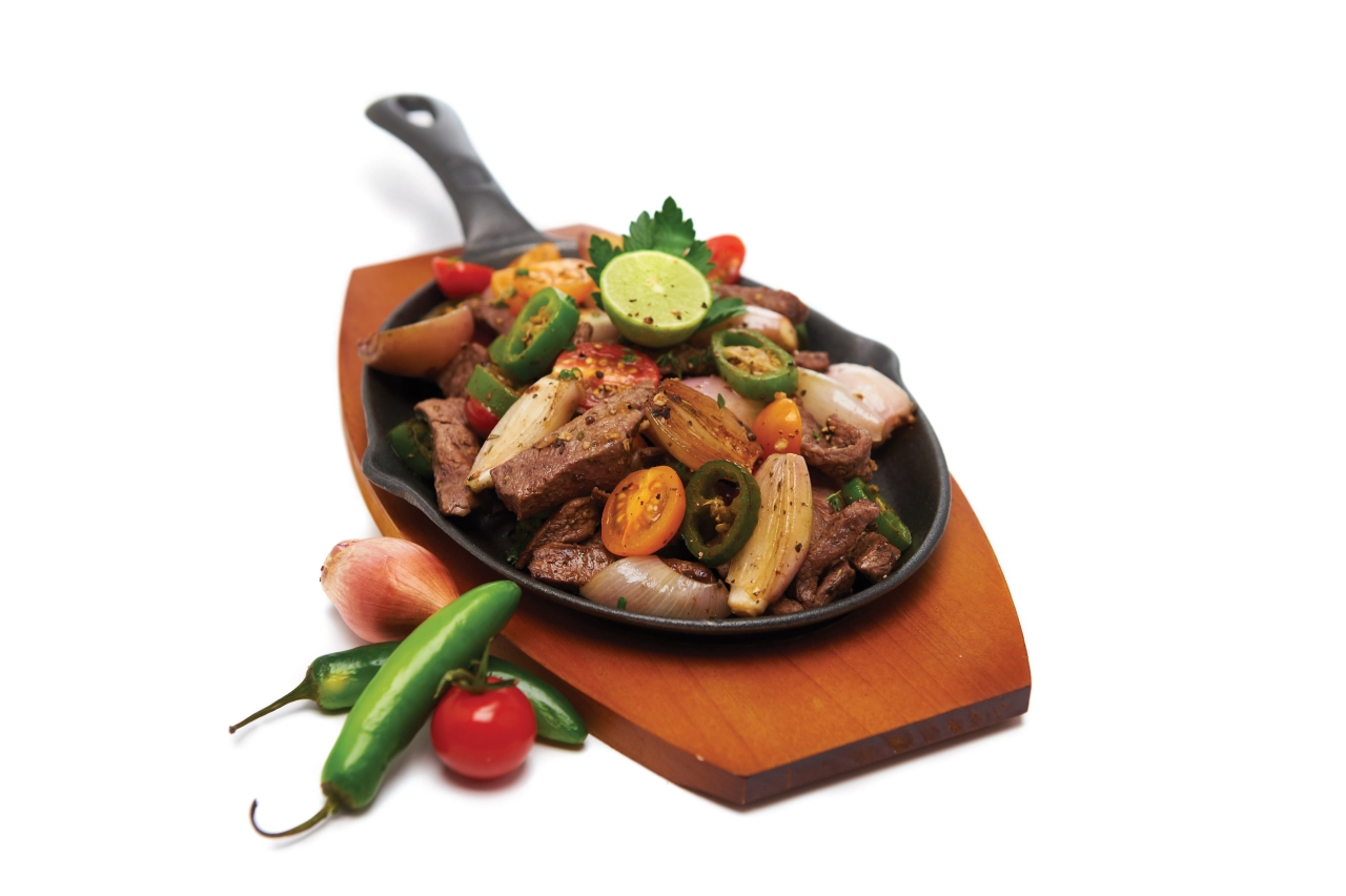 Broil King Fajita Pfanne aus Gusseisen bestükt mit Grillgut