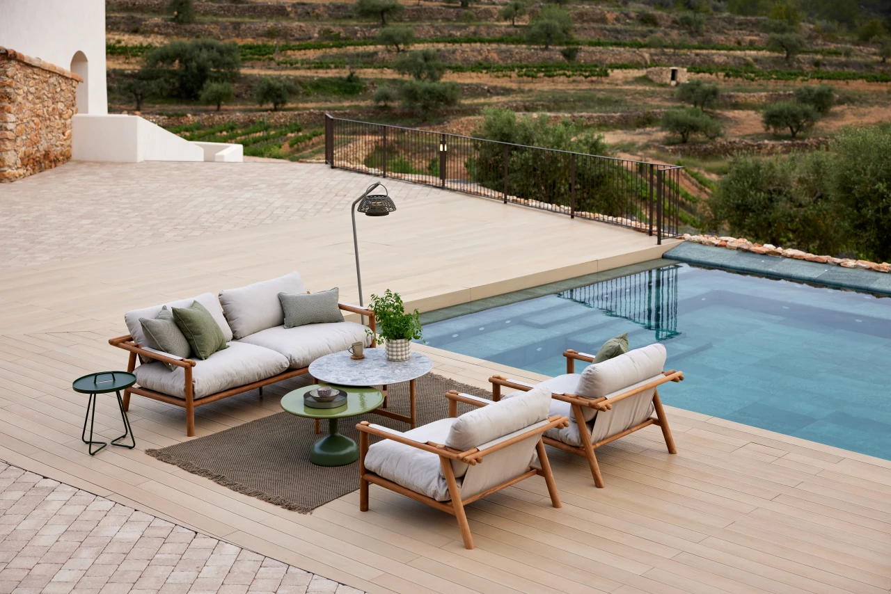 Cane Line Sticks 2 Sitzer Sofa Teak Set inkl. Kissensatz Stoff Natte Sand CL55812TSET-1 am Pool