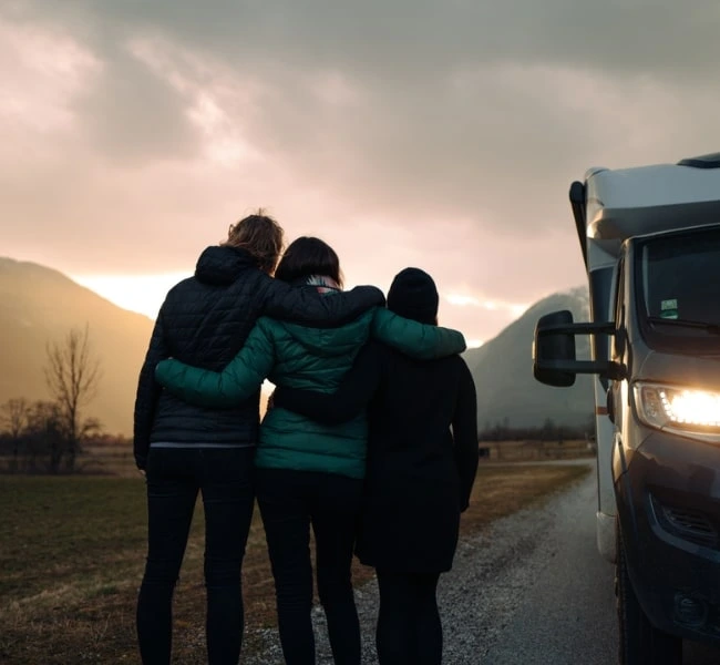 drei Personen, Wohnmobil,Sonnenuntergang