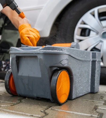 Toilettenkassete wird mit Wasser sauber gemacht, Wasser, Wohnmobil Handschuhe