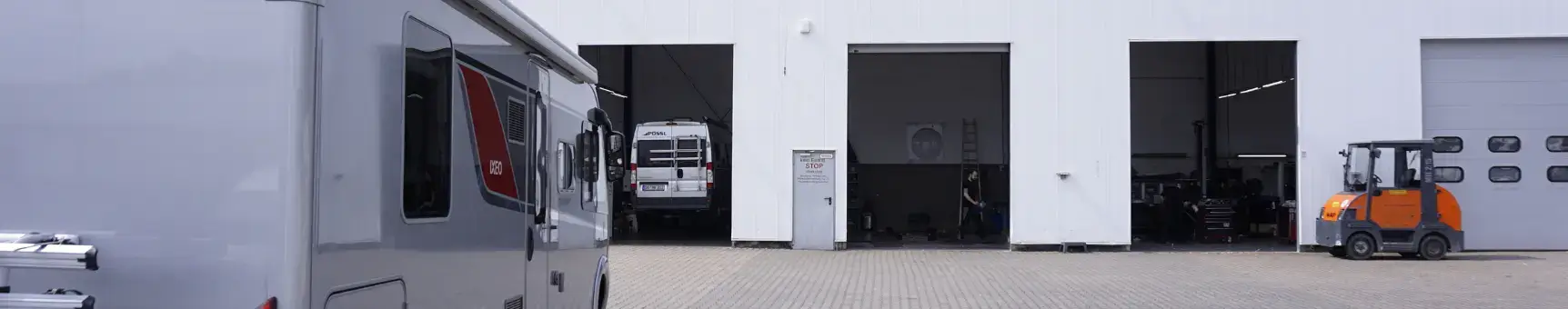 Wohnmobil vor einer Werkstatt