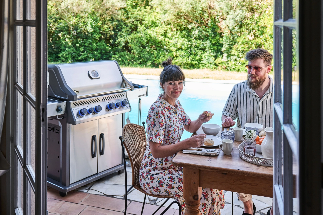 Grill am Pool mit Familie