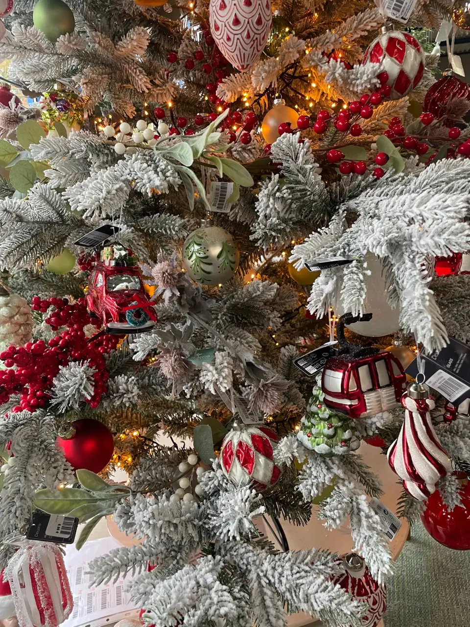 Kaemingk Weihnachtsbaum-Set voll geschmückt mit figuren und kugeln beschneit Detailbild