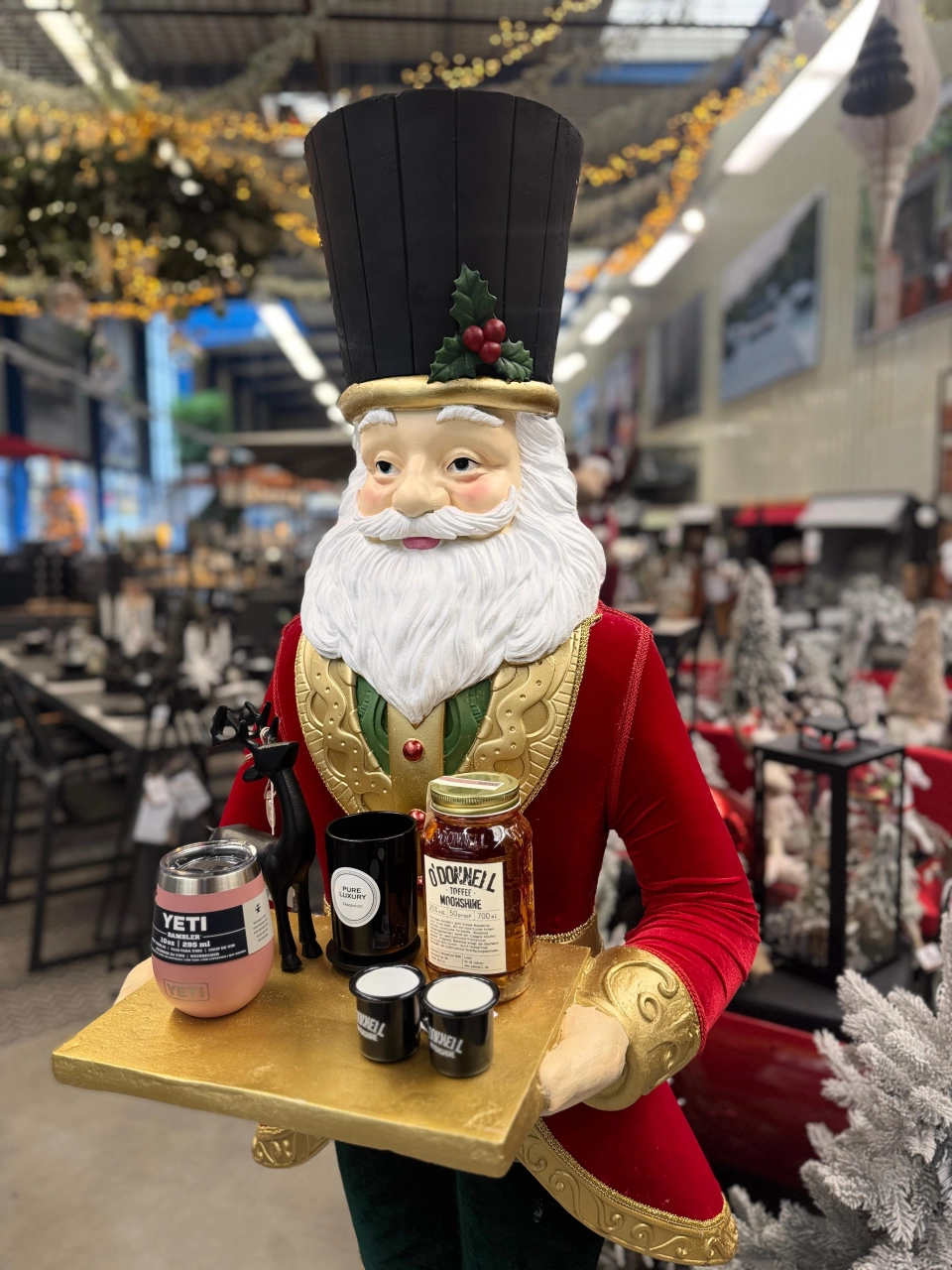 Kaemingk lebensgroßer Weihnachtsmann mit Tablett 180 cm in Weihnachtsrot Detailbild Yeti O'donnell auf dem Tablett 