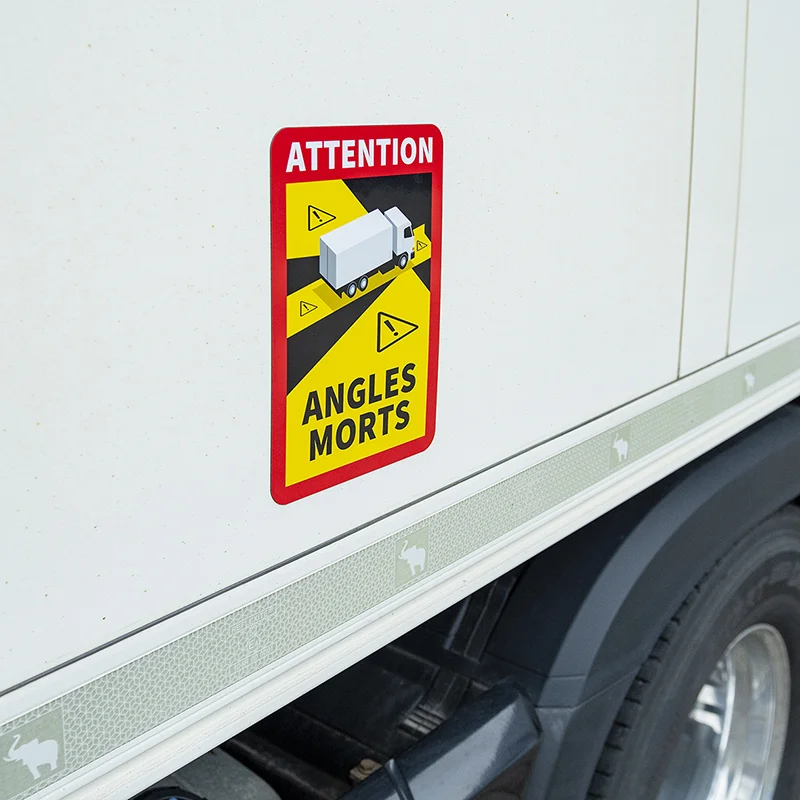 Schwarz Rot Gelbes Schild auf einem LKW