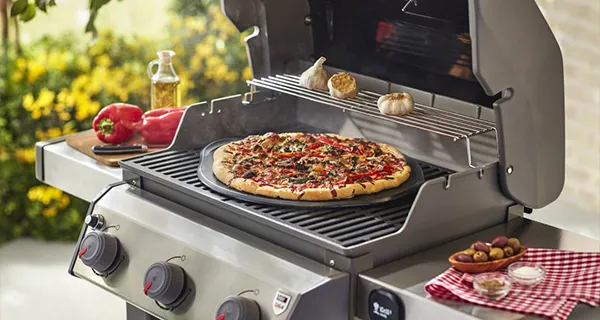 Weber Pizzastein mit Pizza