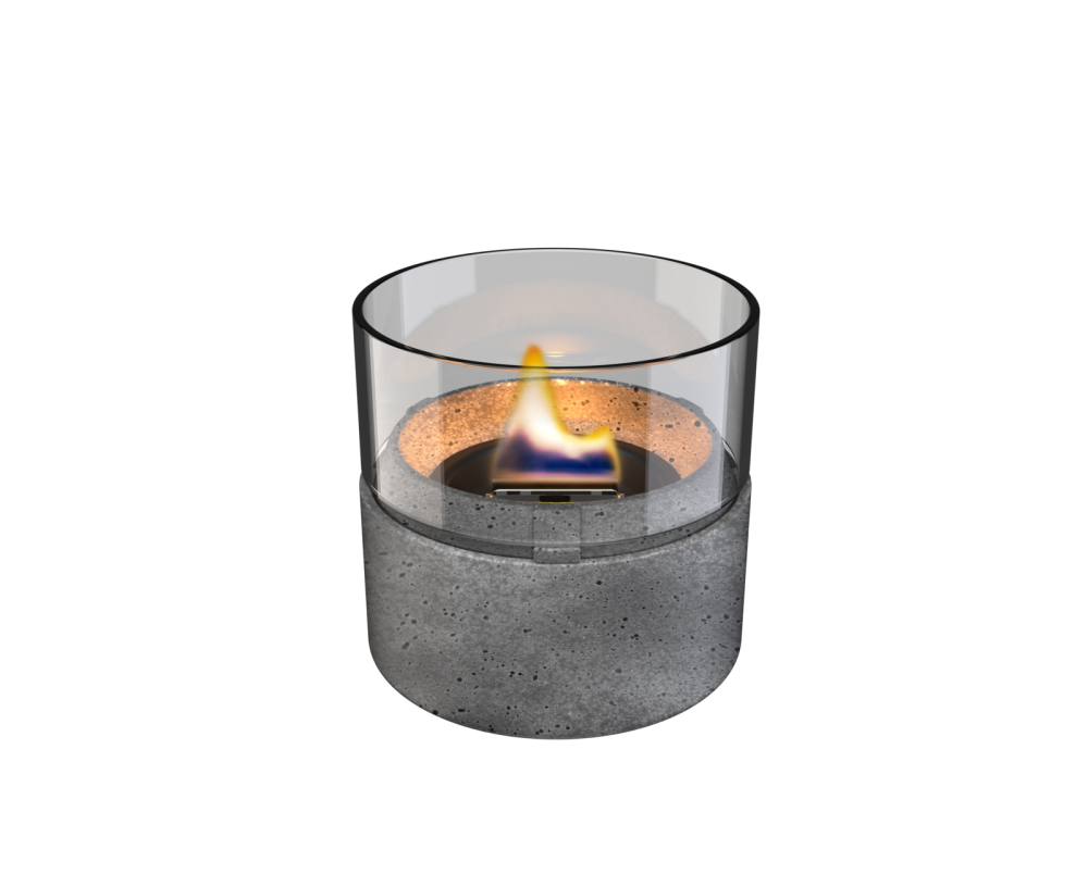 kleines rundes Tischfeuer in einem grauen Glashalter mit flacher Flamme auf weißem Hintergrund