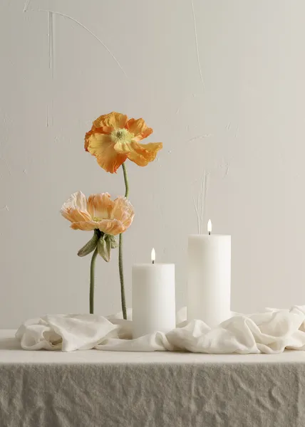 LED Stumpenkerzen weiß Gruppenbild Tisch Blumen