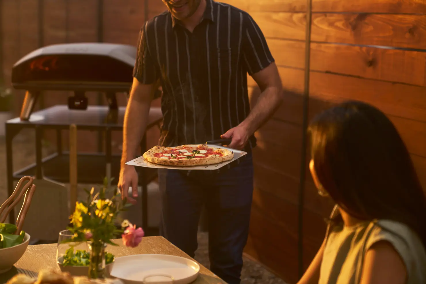 Pizza wird auf dem Teller verteilt