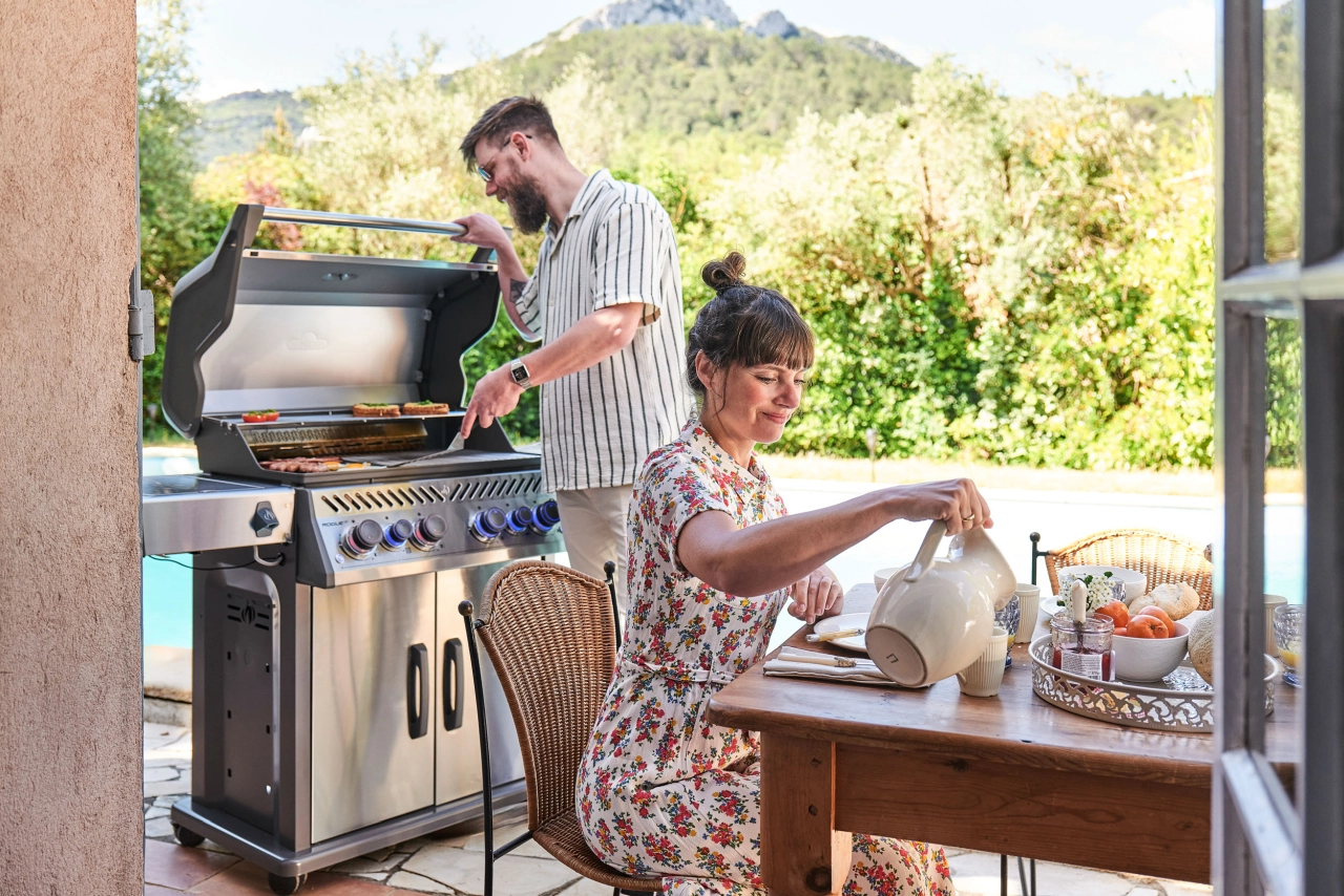 Grill am Pool mit Familie