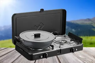 Cadac Campingkocher in Outdoor-Umgebung, ideal für Camping und Grillen.
