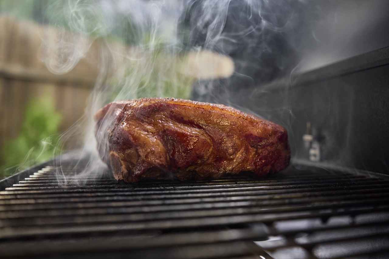 Räuchenders Fleisch auf dem Grill
