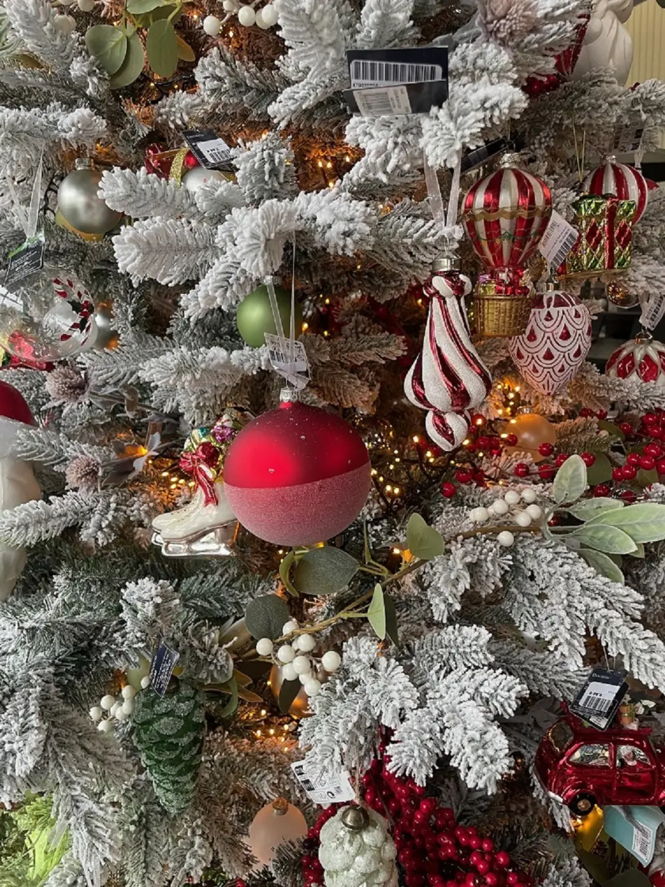 Kaemingk Weihnachtsbaum-Set voll geschmückt mit figuren und kugeln beschneit Detailbild