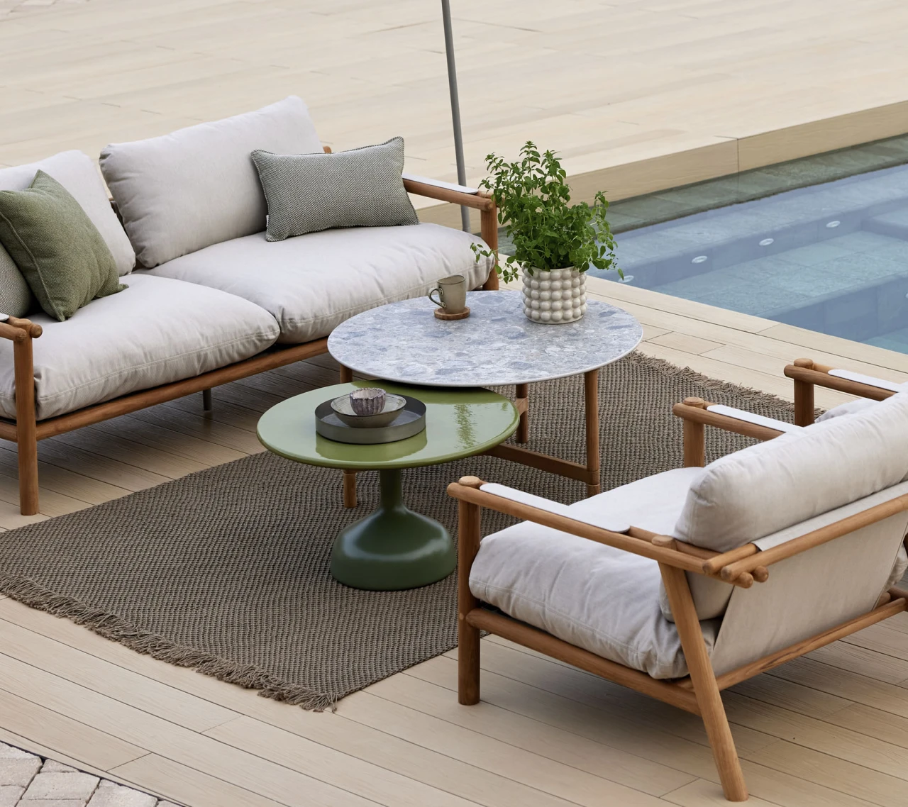 Cane Line Sticks 2 Sitzer Sofa Teak Set inkl. Kissensatz Stoff Natte Sand CL55812TSET-1 am Pool