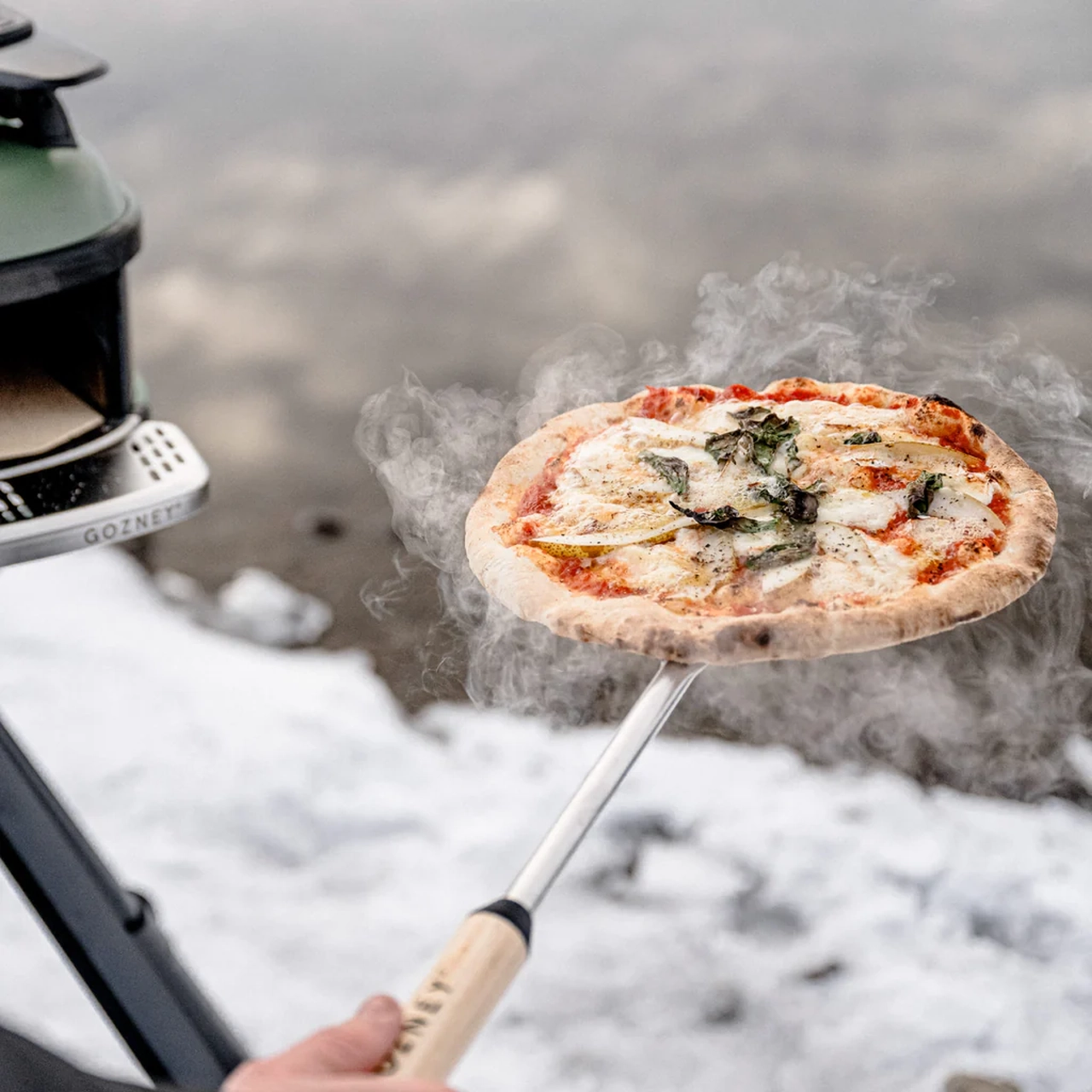 Gozney Wender mit einer Pizza beladen