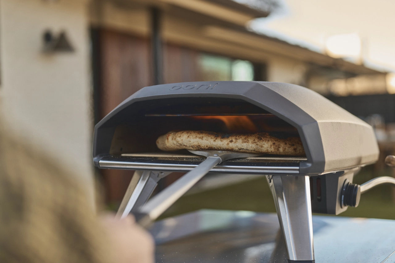 Pizza wird in den Koda 2 geschoben