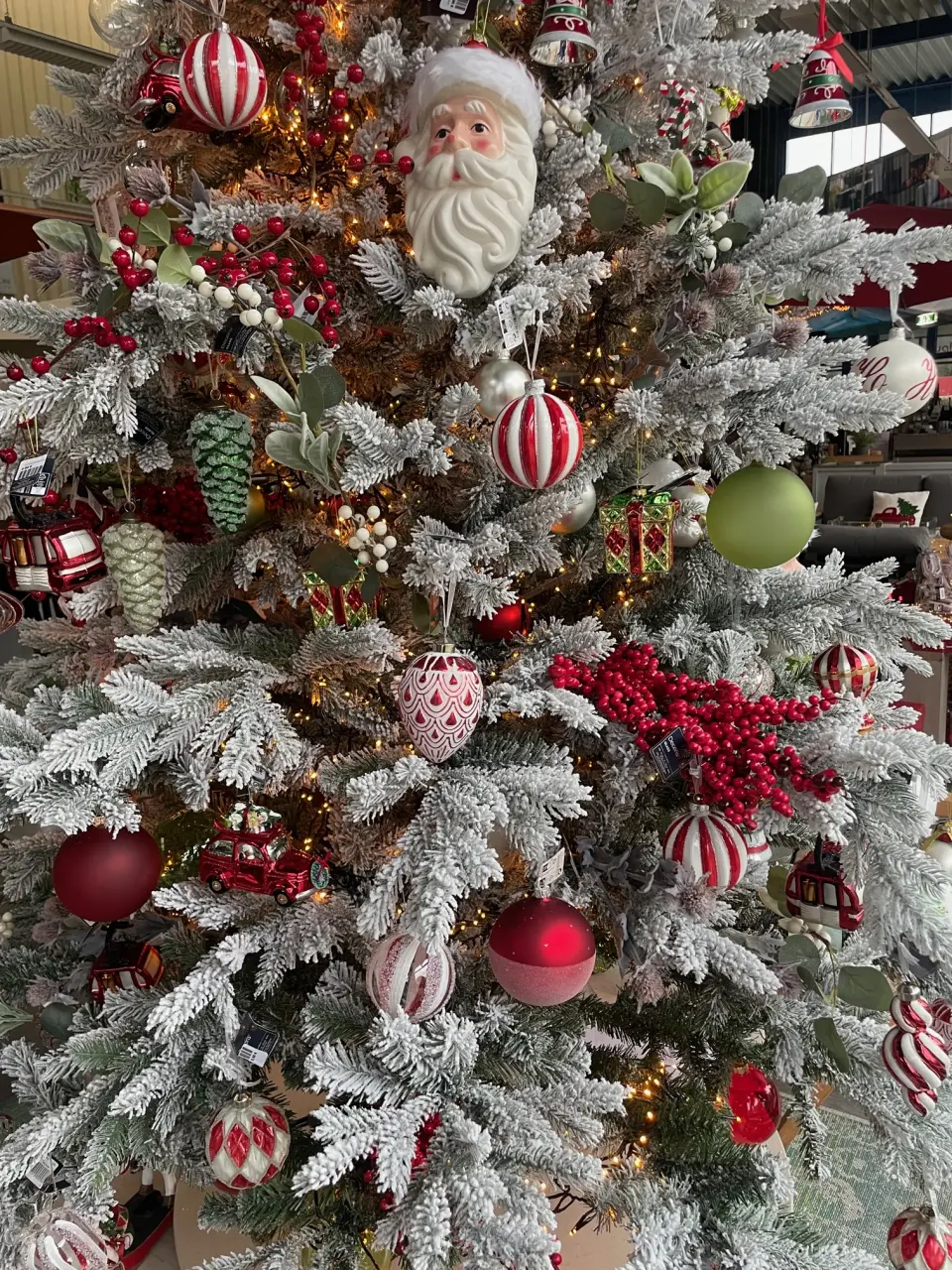 Kaemingk Weihnachtsbaum-Set voll geschmückt mit figuren und kugeln beschneit Detailbild