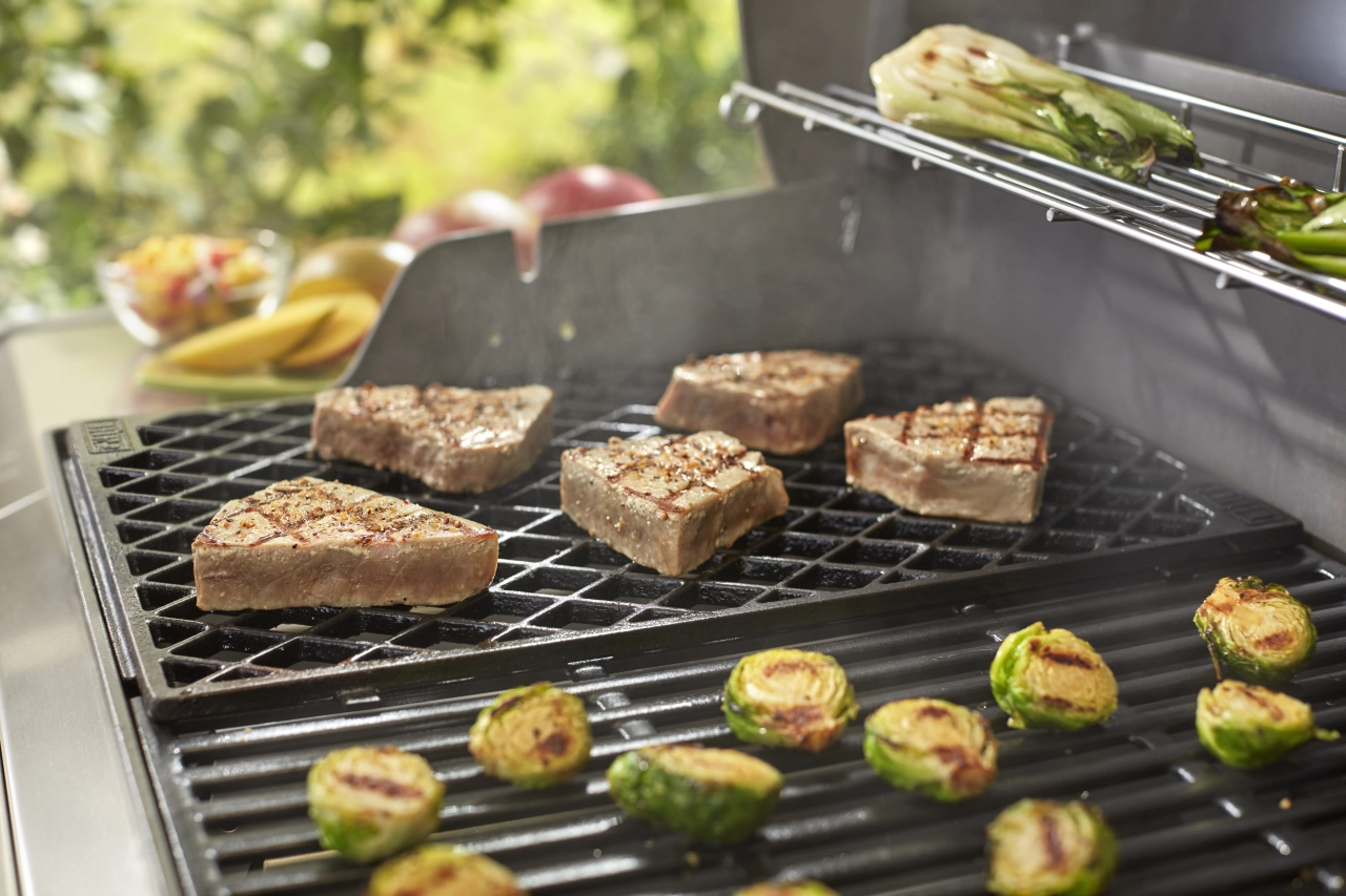 Grate mit Grillfleisch und Gemüse