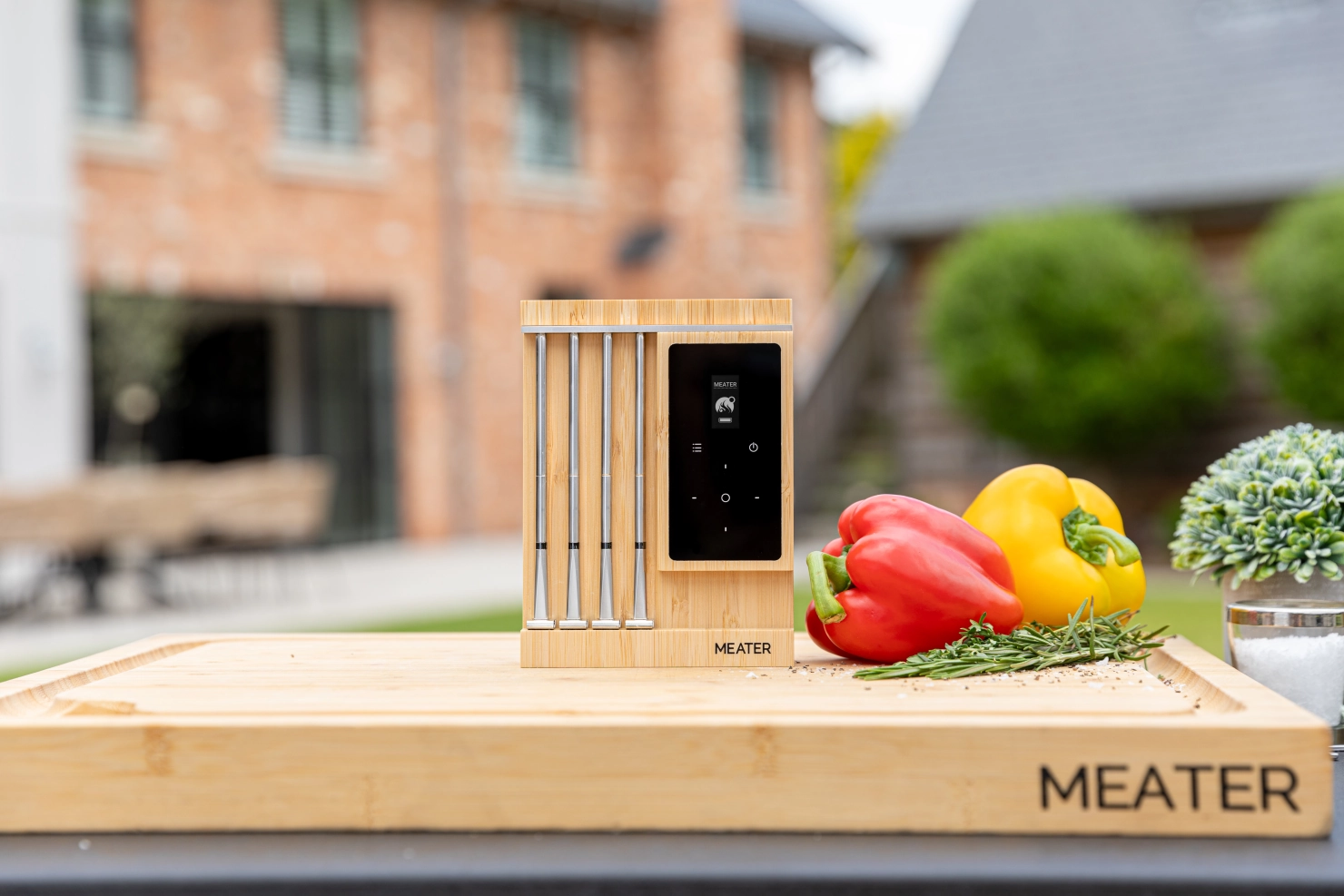 Meater Block auf dem Tisch im Garten