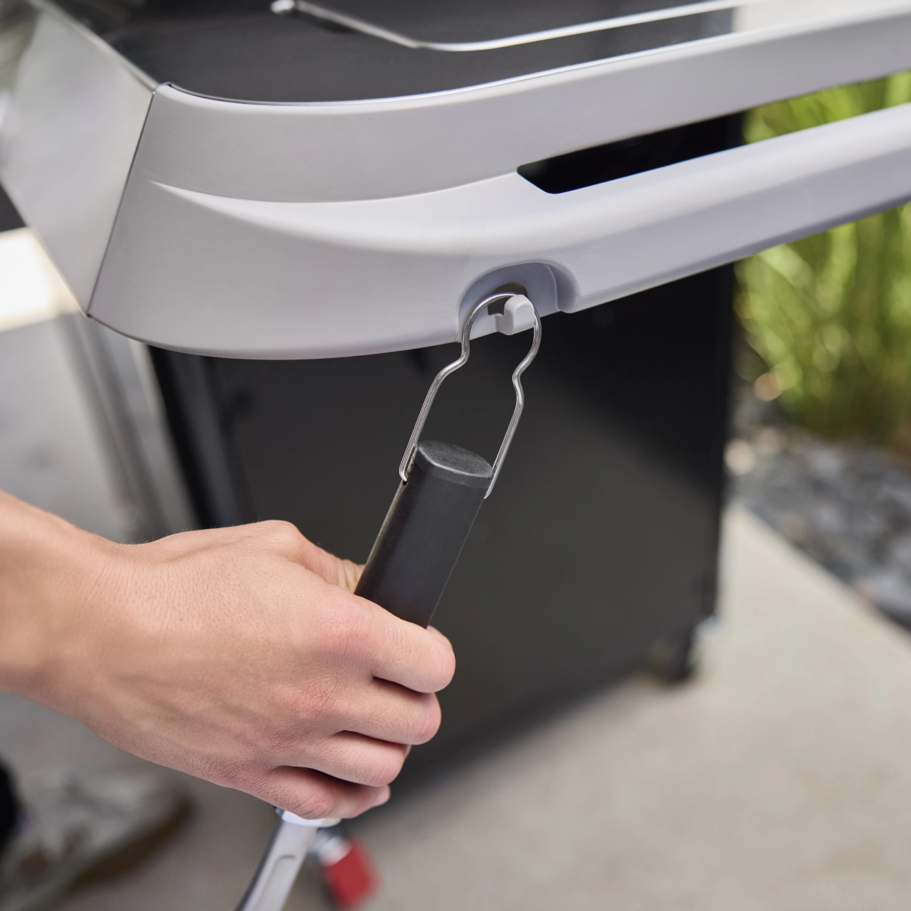 Grillzange wird am Seitentisch aufgehangen