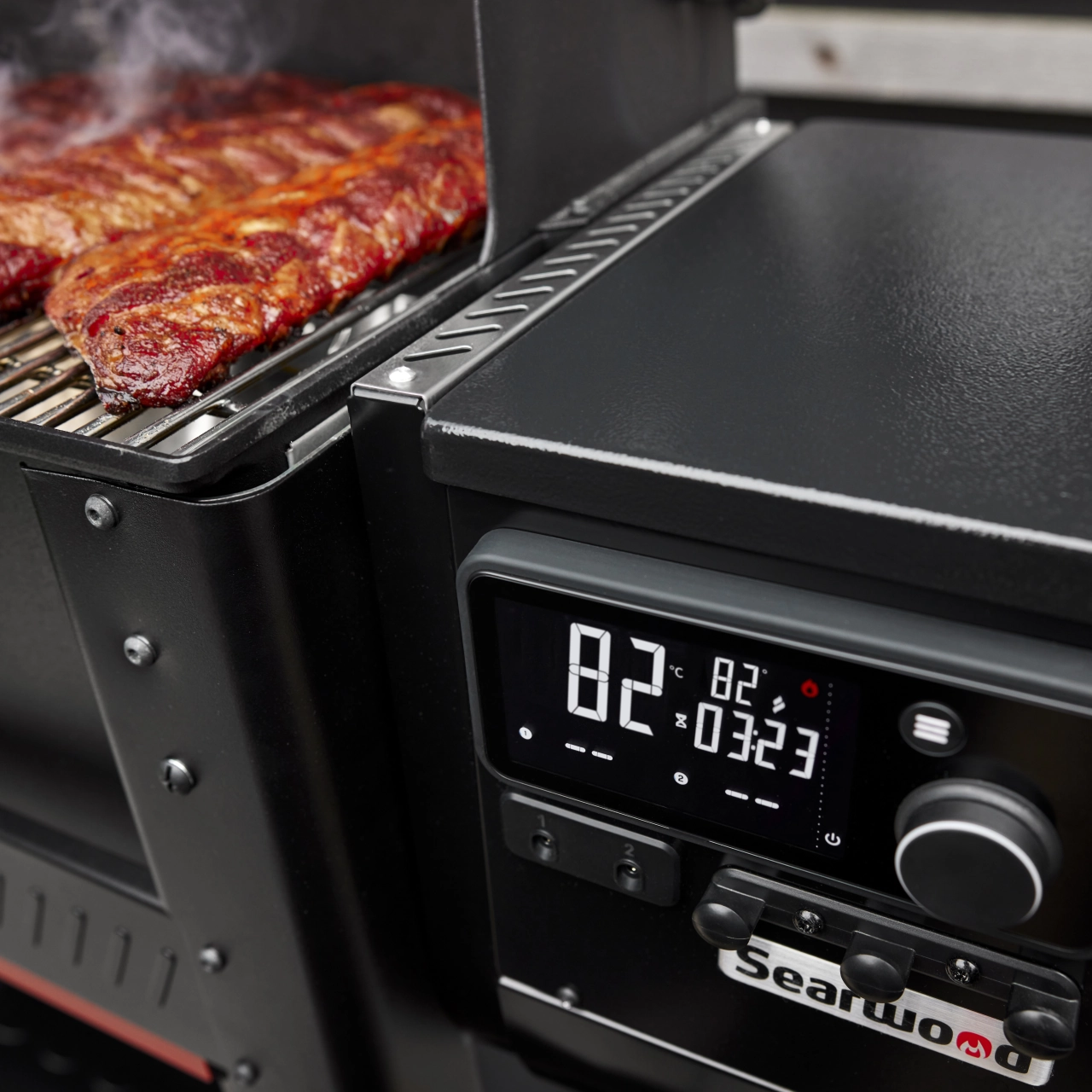 Räuchenders Fleisch auf dem Grill