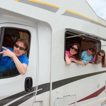 Familie im Wohnmobil schauen aus dem Fenster